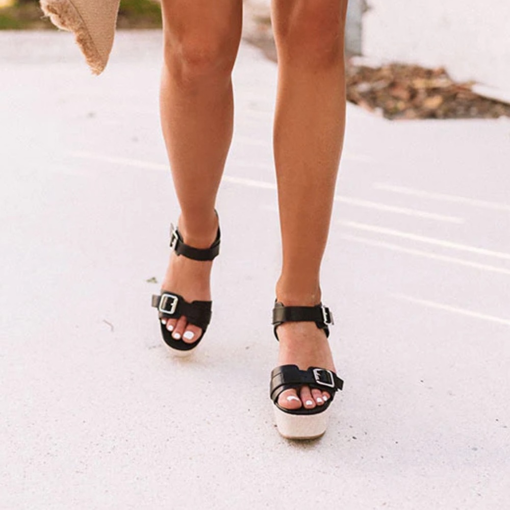 THE LISSIE FAUX LEATHER HEEL IN BLACK.